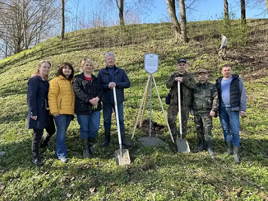 Ученые НАН Беларуси, руководство и сотрудники Министерства культуры РБ благоустроили территорию археологического комплекса Городище в рамках республиканского субботника